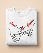 T-shirt couple personnalisé — mains liées & prénoms — vue 3